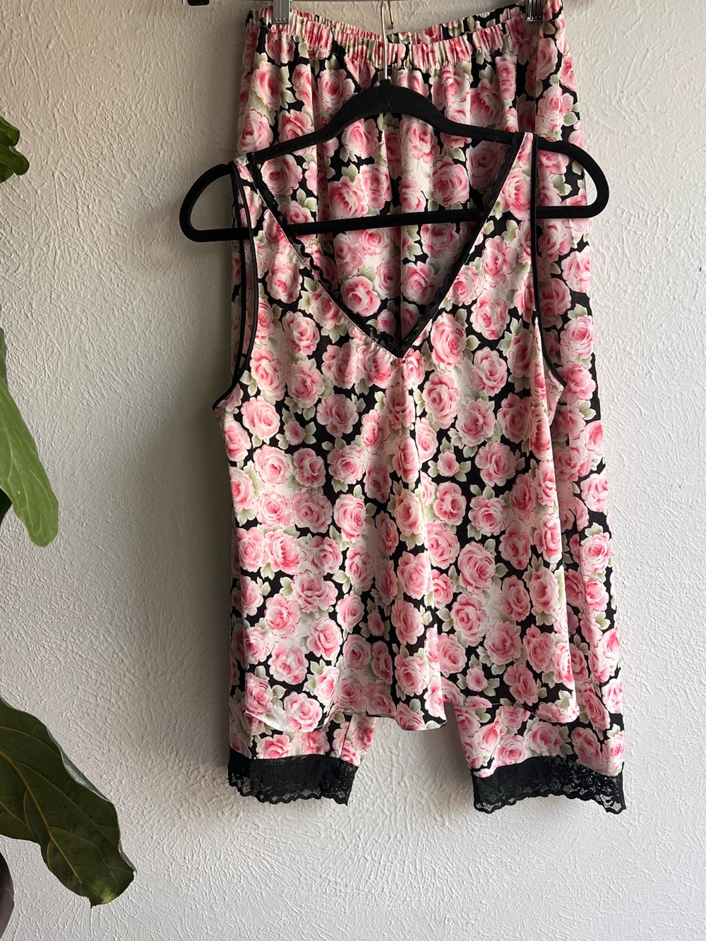 Oscar de la Renta Pink Floral pajamas with Black Trim